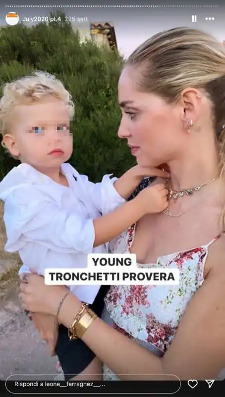 CHIARA FERRAGNI NEL 2020 POSTA UNA FOTO DEL FIGLIO LEONE CON SCRITTO YOUNG TRONCHETTI PROVERA

