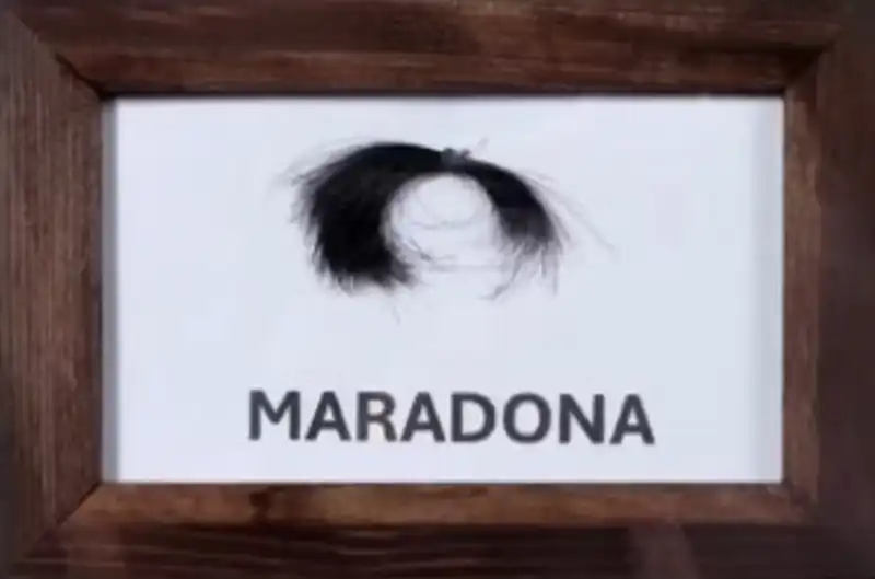 ciocca capelli maradona all asta