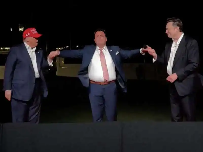 donald trump, chris macchio e elon musk   cantano god bless america a mar a lago   3