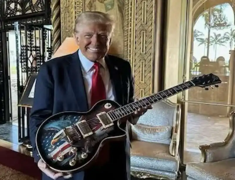 donald trump con la chitarra maga che ha messo in vendita