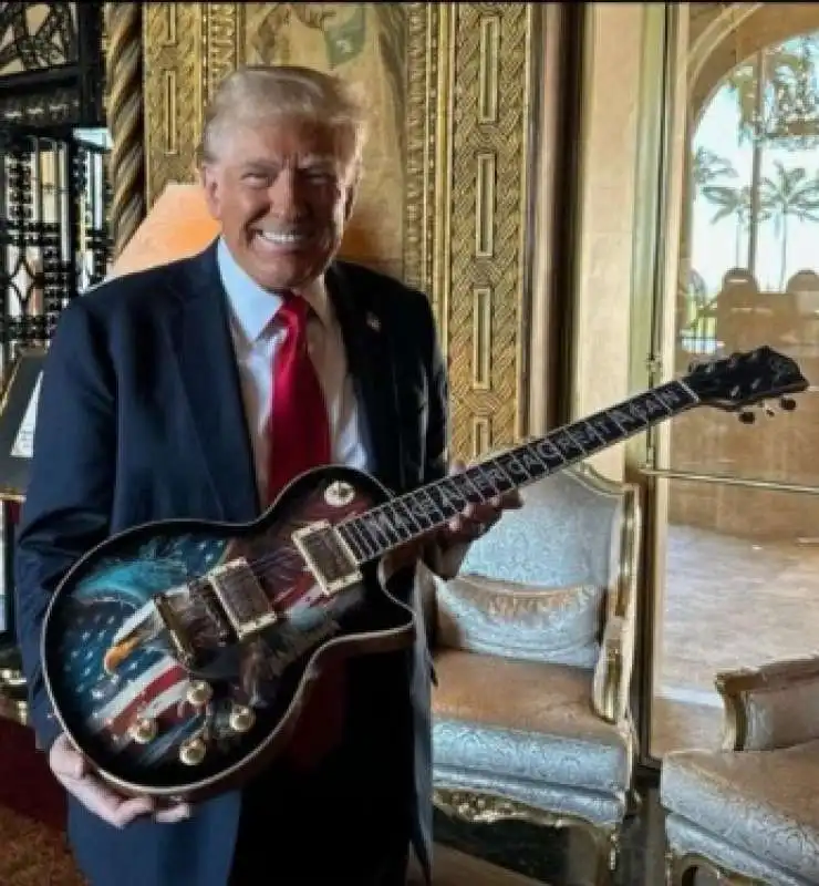 donald trump con la chitarra maga che ha messo in vendita