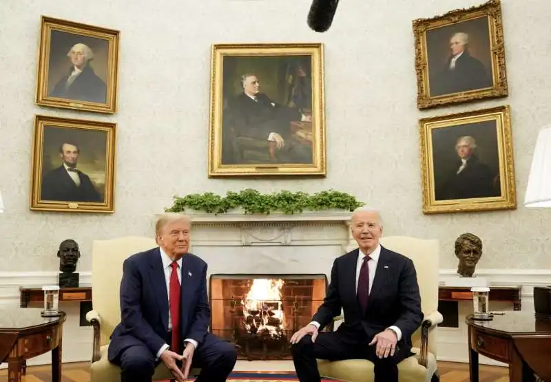 DONALD TRUMP E JOE BIDEN NELLO STUDIO OVALE DELLA CASA BIANCA 