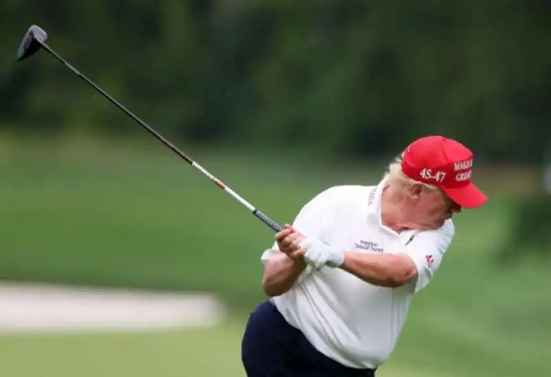 DONALD TRUMP GIOCA A GOLF