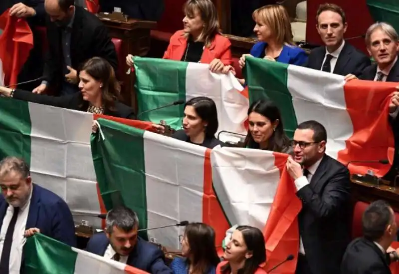 elly schlein alla camera con il tricolore contro l autonomia 