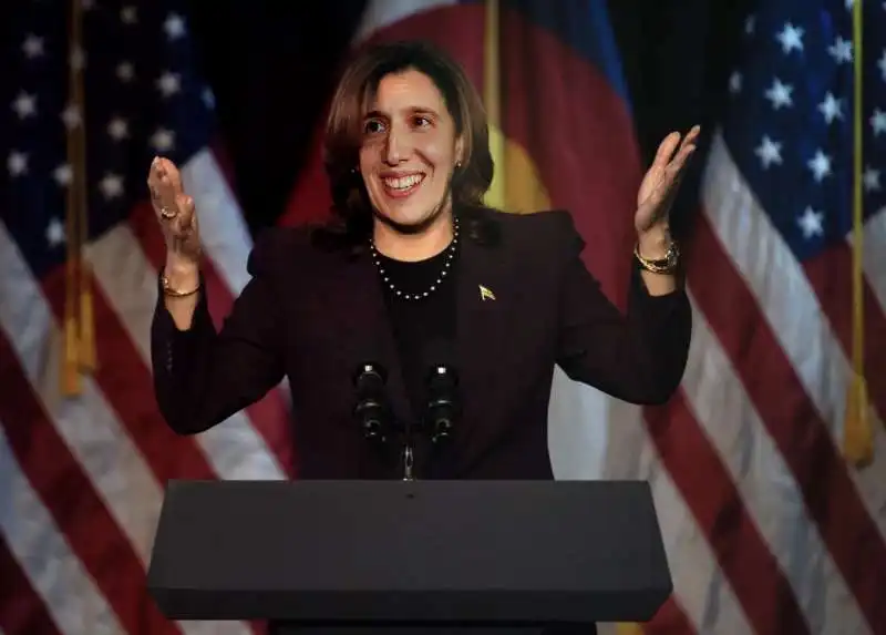 ELLY SCHLEIN IN VERSIONE KAMALA HARRIS