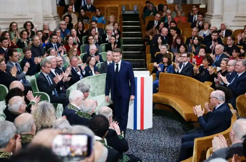 emmanuel macron alla presentazione della nona edizione del dizionario francese 