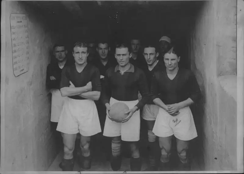 eraldo monzeglio con la maglia del bologna regge il pallone