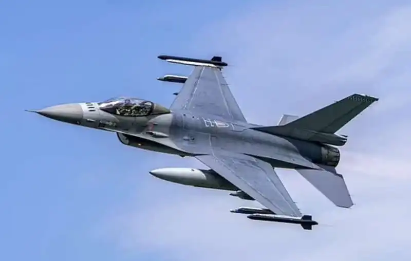 f 16 aereo nato 