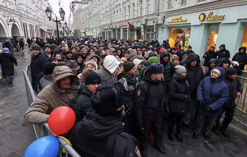 fila per votare in moldavia 