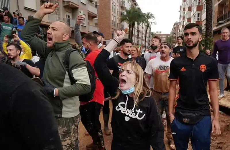 folla inferocita contro il re a paiporta   valencia 