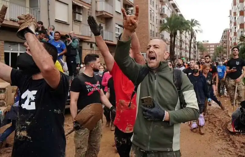 folla inferocita contro il re a paiporta   valencia