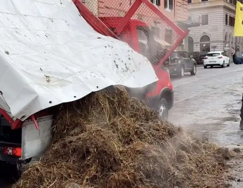 gretini scaricano letame davanti al viminale   6