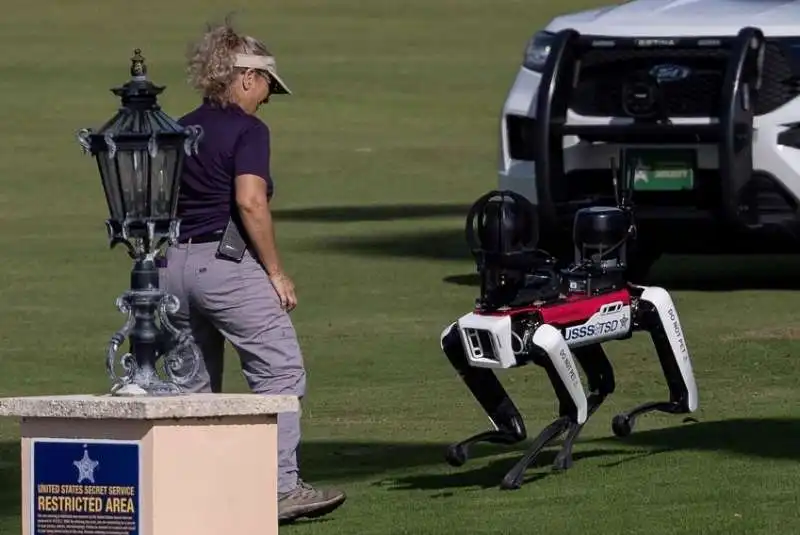 il cane robot spot a mar a lago  