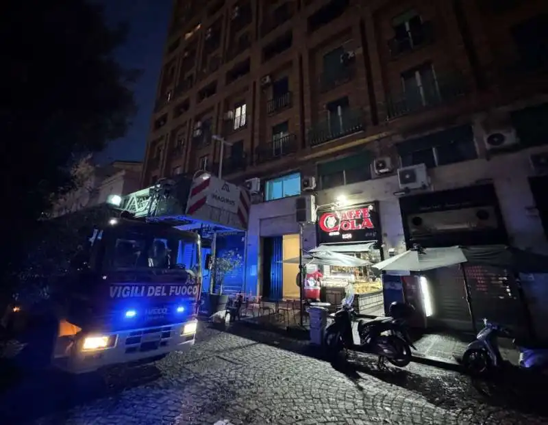 INCENDIO A NAPOLI