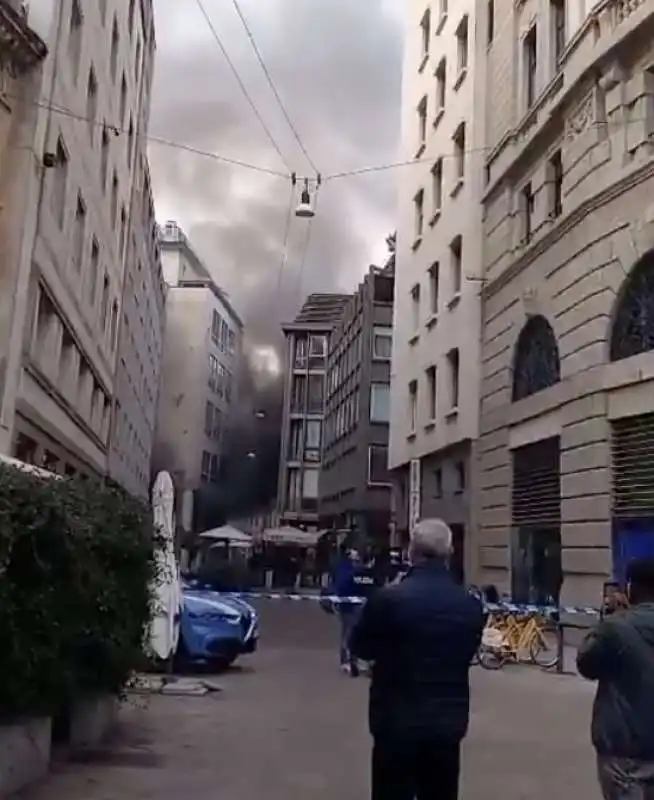 incendio vicino al duomo di milano, su corso vittorio emanuele   6