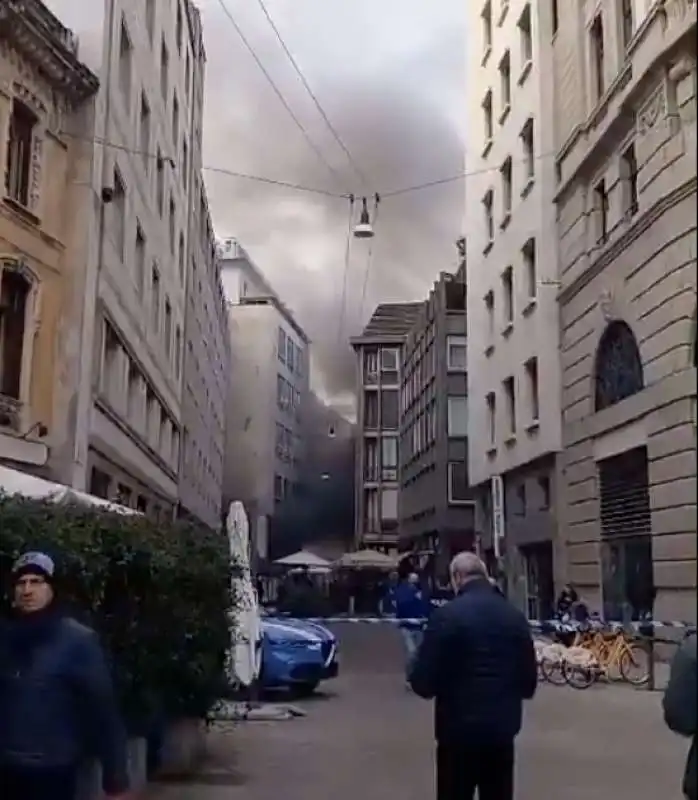 incendio vicino al duomo di milano, su corso vittorio emanuele   8