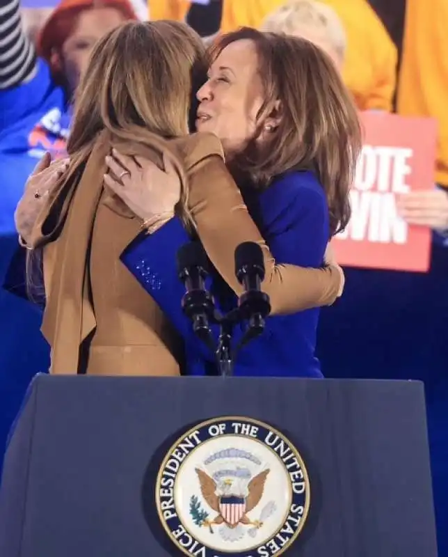 jennifer lopez abbraccia kamala harris a las vegas  