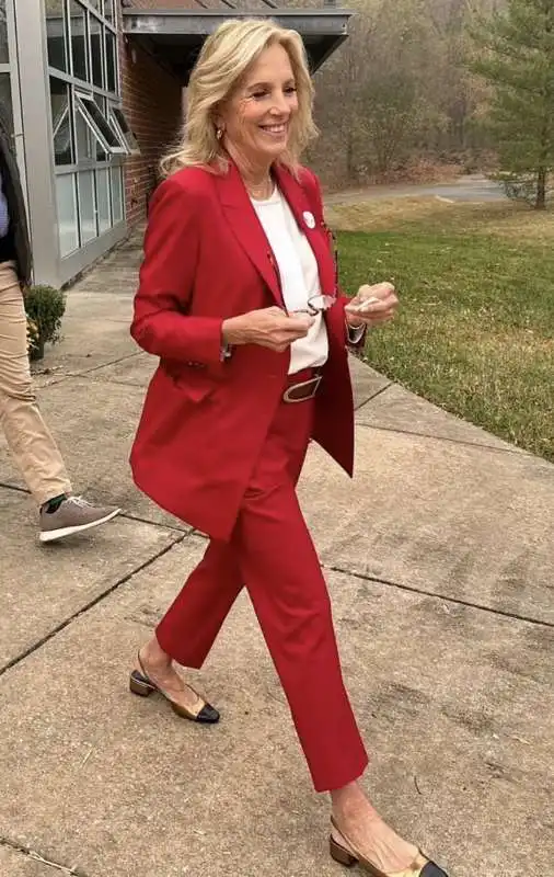 JILL BIDEN VESTITA DI ROSSO MAGA AL SEGGIO. 