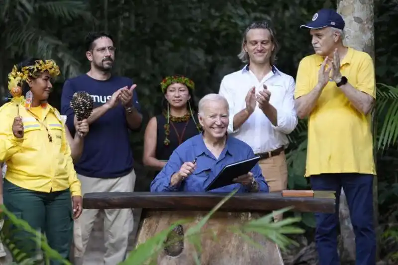 JOE BIDEN AL MUSEU DA AMAZONIA A MANAUS   - FOTO LAPRESSE 