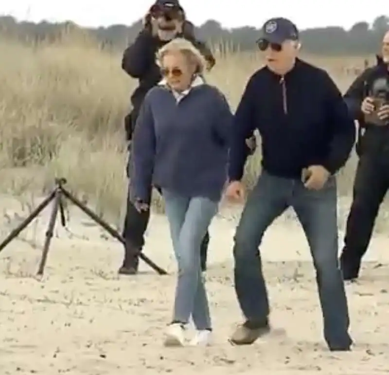 JOE BIDEN CON JILL FATICA A CAMMINARE IN SPIAGGIA - 1