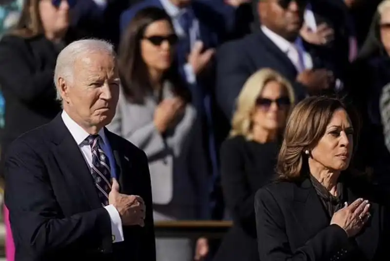 joe biden   kamala harris   veteran day   cimitero di arlington  