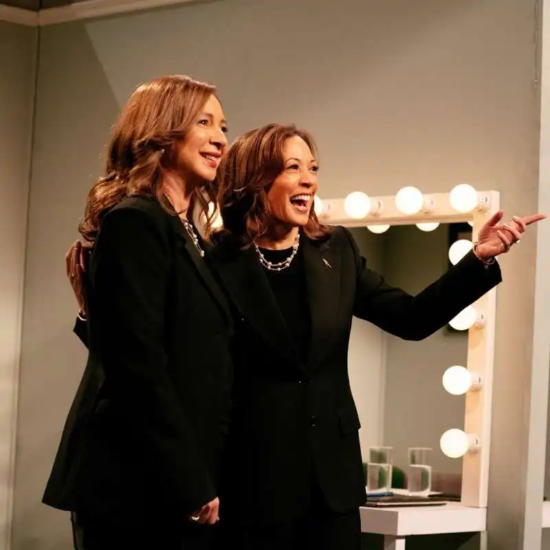 kamala harris al saturday night live con la sua imitatrice maya rudolph