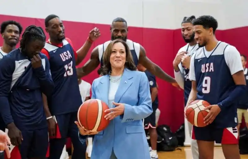 KAMALA HARRIS CON IL TEAM USA DI BASKET (LEBRON JAMES ALLE SUE SPALLE)