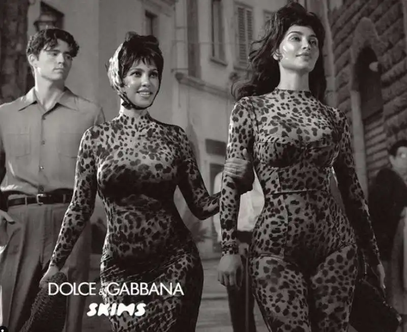 kim kardashian posa per dolce&gabbana x skims 15