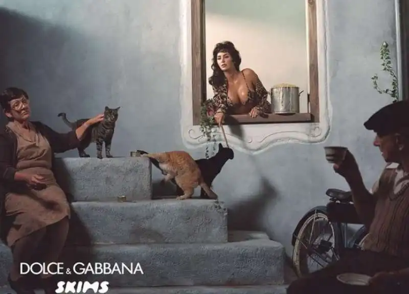 kim kardashian posa per dolce&gabbana x skims 2