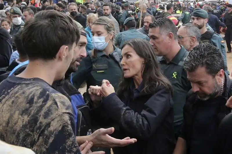 la regina letizia parla con gli alluvionati di paiporta   foto lapresse 2