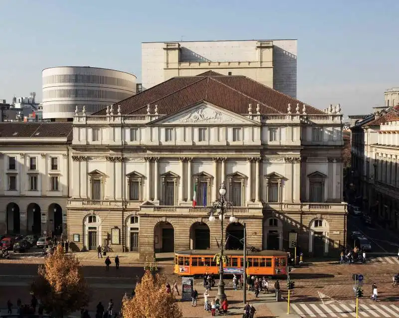 la scala esterno del teatro 2004