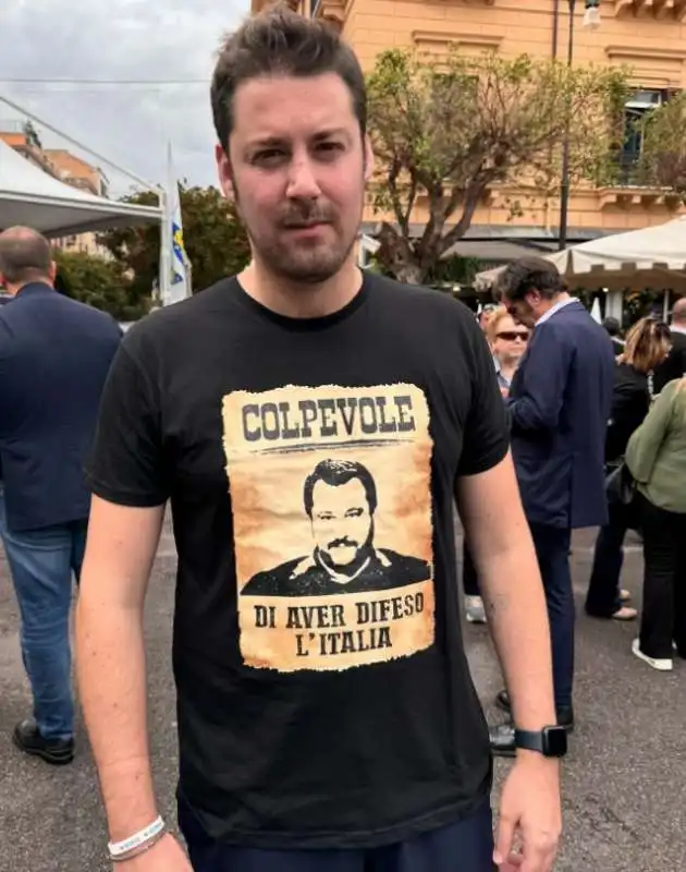 luca toccalini  con la maglietta di salvini 