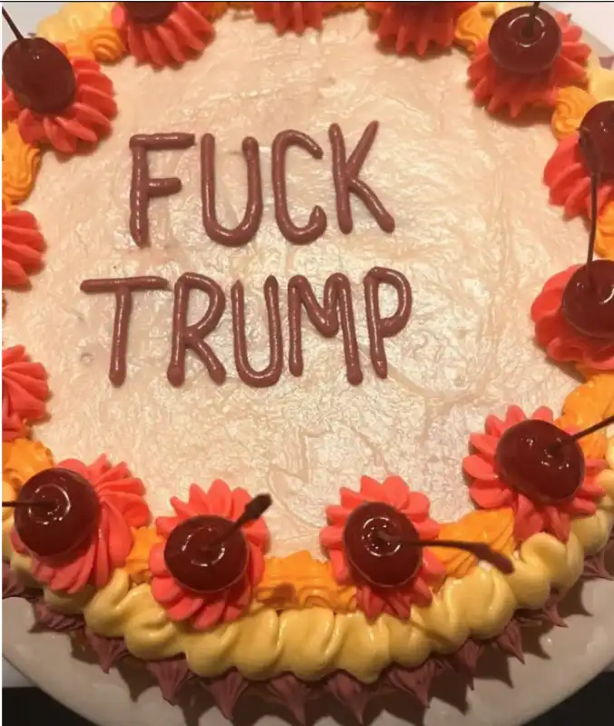 madonna torta con scritta contro trump