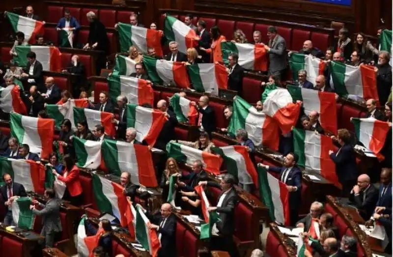 opposizioni alla camera con il tricolore contro l autonomia 