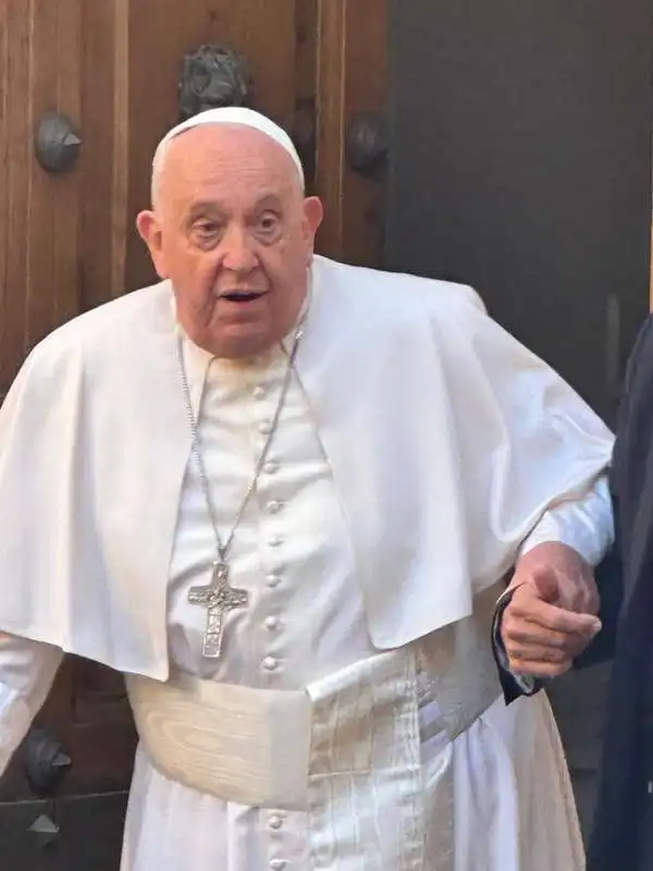 papa francesco fuori casa di emma bonino   3