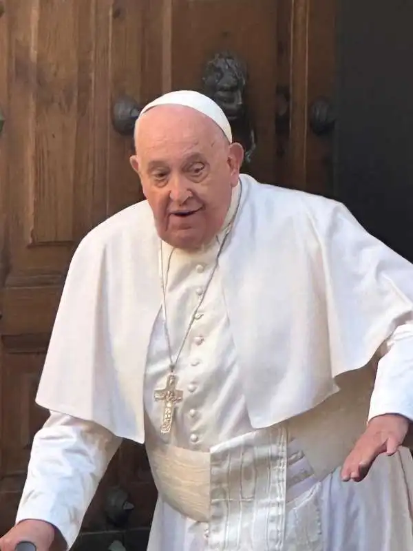 papa francesco fuori casa di emma bonino   4