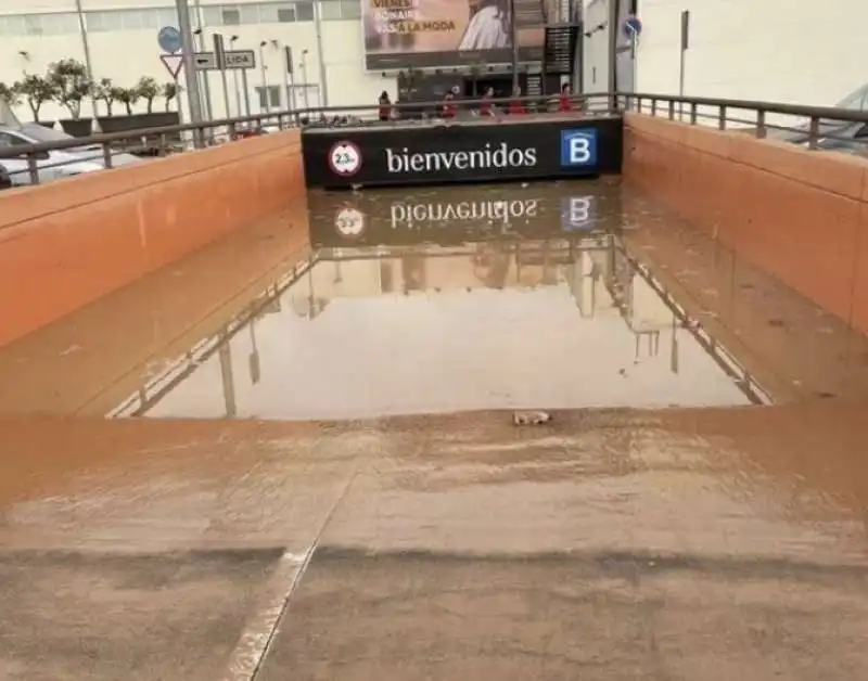 parcheggio del centro commerciale bonaier di aldaya allagato