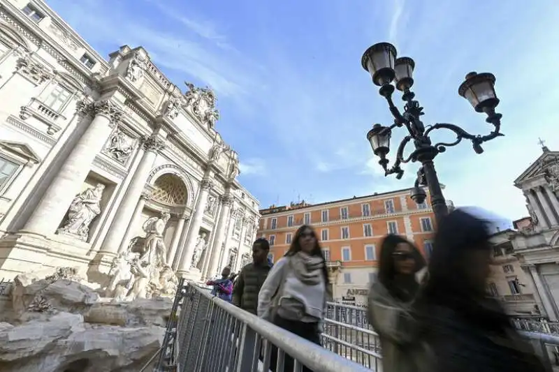 passerella sulla fontana di trevi 1