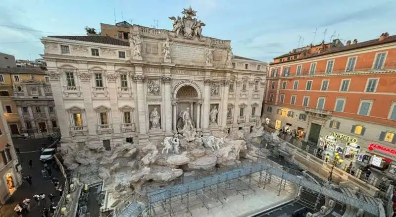 passerella sulla fontana di trevi 2