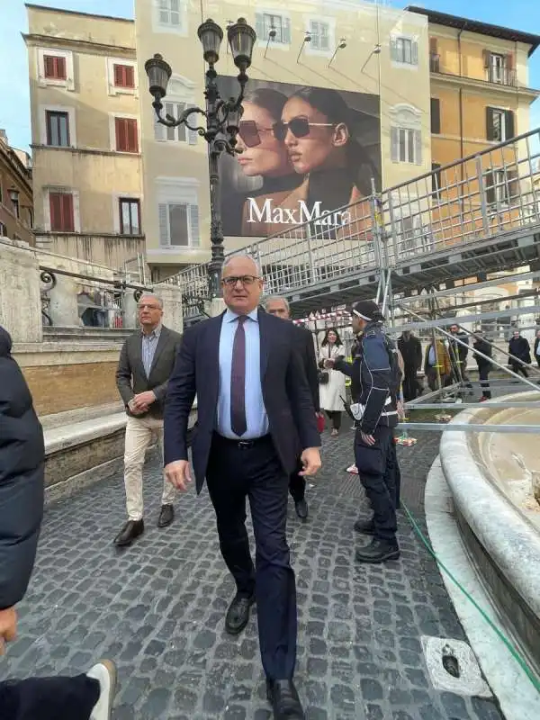 roberto gualtieri inaugura la passerella sulla fontana di trevi 