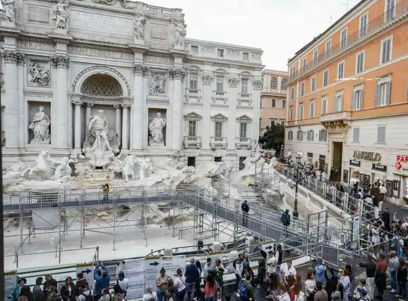 passerella sulla fontana di trevi 5