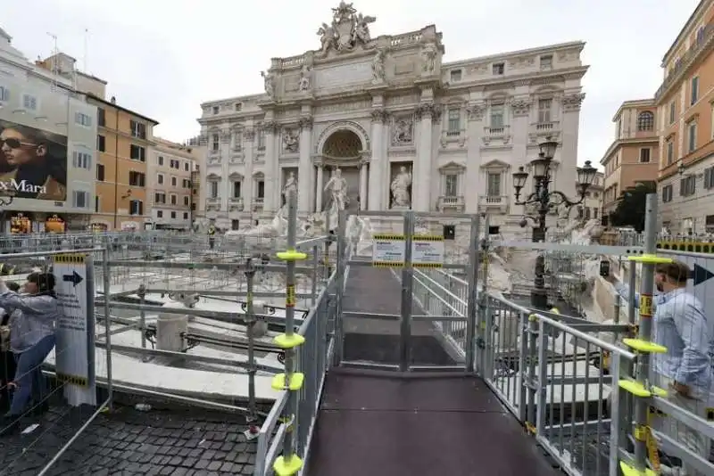 passerella sulla fontana di trevi 6