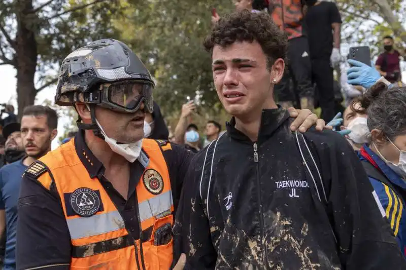 persone in lacrime a paiporta dopo l alluvione   foto lapresse