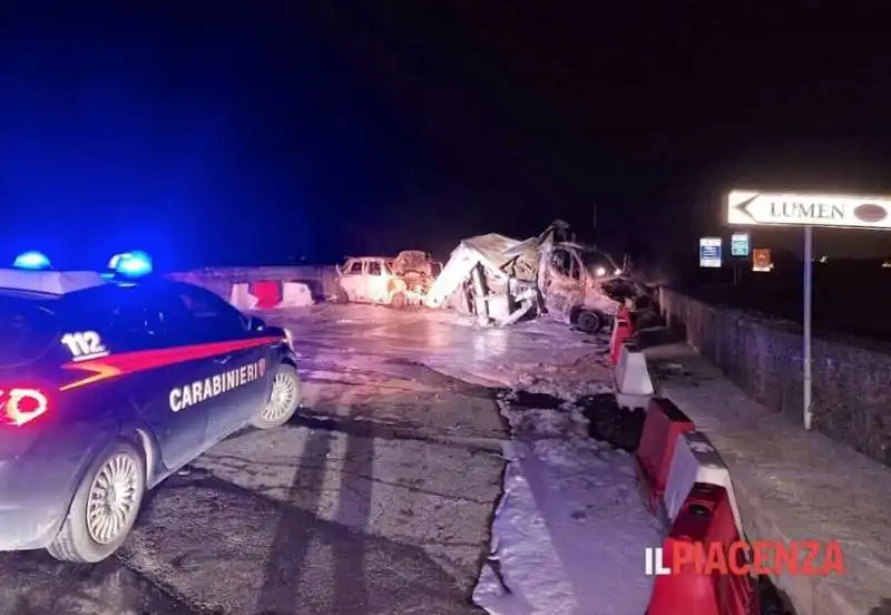 piacenza, banda armata svaligia dhl e brucia camion rubati   5