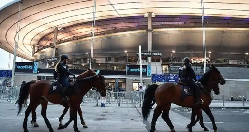 polizia fuori dallo stade de france 