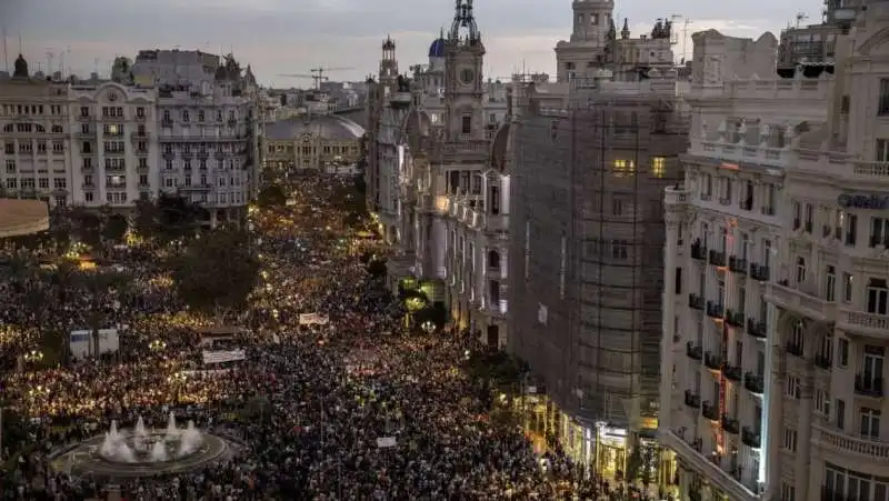 proteste a valencia dopo l'alluvione 1