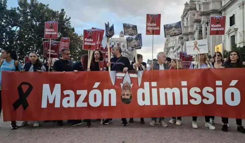 proteste a valencia dopo l'alluvione 2