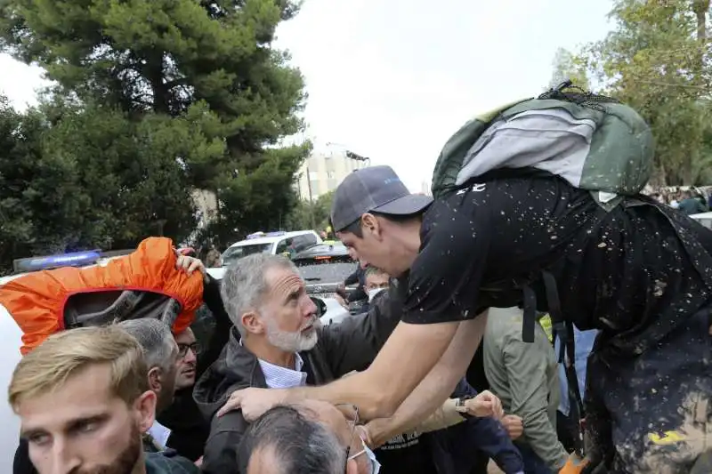 re felipe parla con gli alluvionati di paiporta   foto lapresse