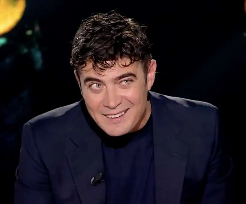 riccardo scamarcio a belve   2