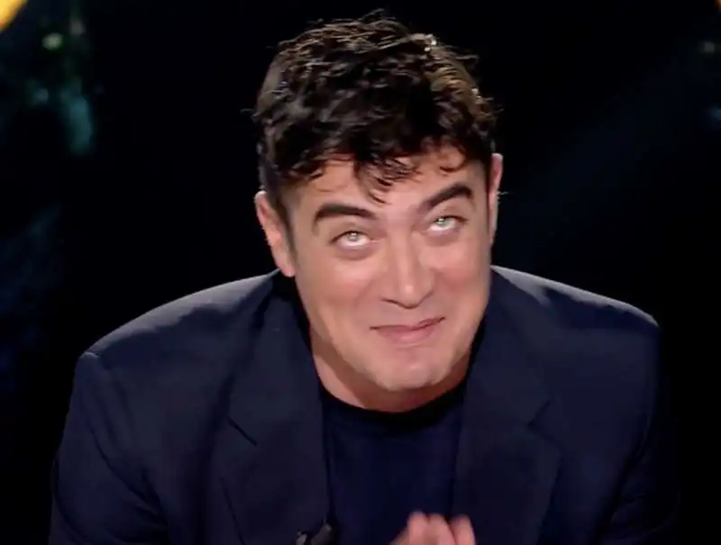 riccardo scamarcio a belve   8